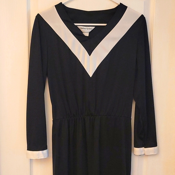 EUC Vintage 1960s Mod Chevron Neckline Anthony Richard's Dress - Picture 3 of 15